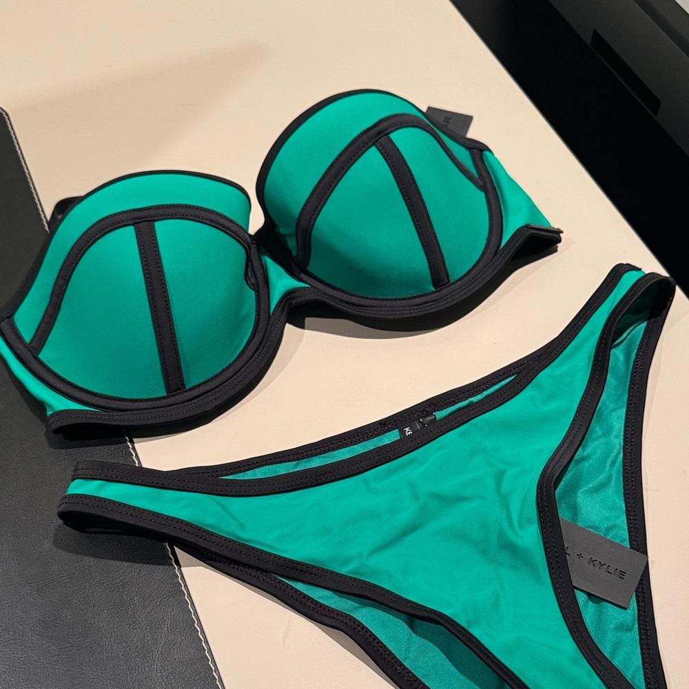 💚Kendall & Kylie Green Bikini with Black Trim💚